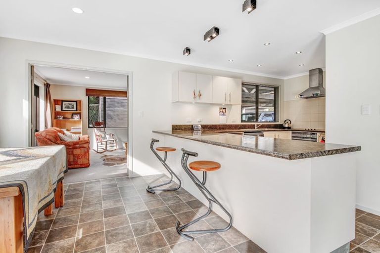 Photo of property in 42 Manuka Grove, Helensville, 0875