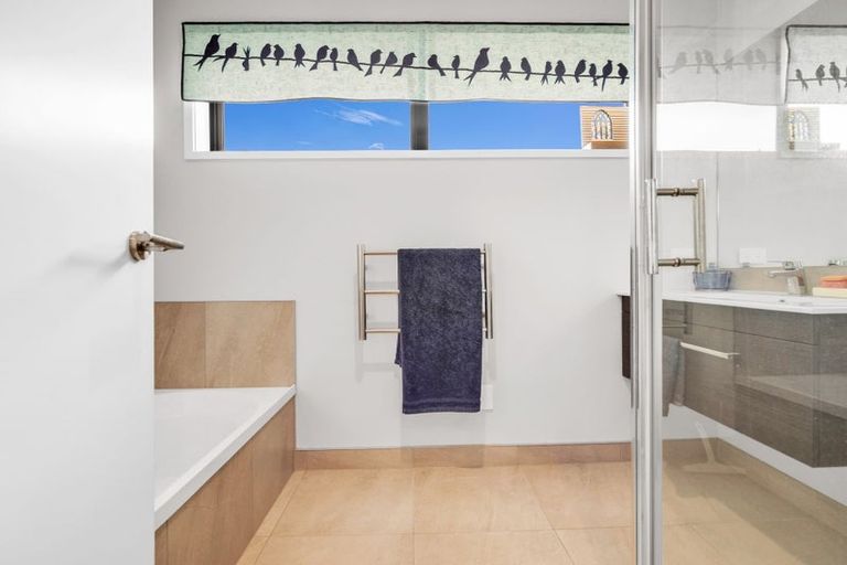 Photo of property in 12 Costello Drive, Ngatea, 3503