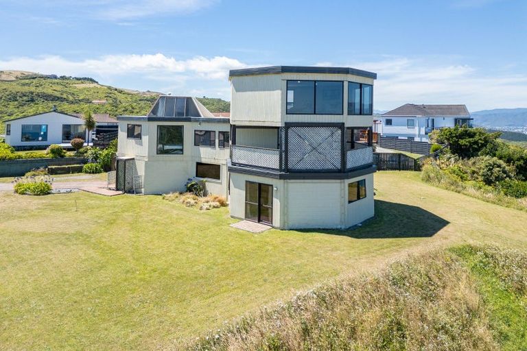 Photo of property in 20 Sunhaven Drive, Newlands, Wellington, 6037