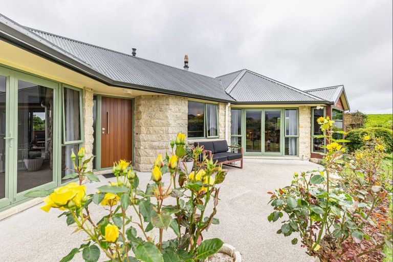 Photo of property in 28 Waipuna Grove, Levin, 5571