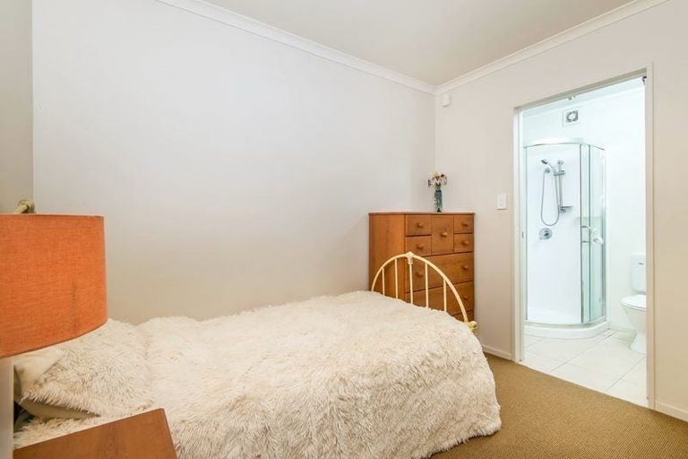 Photo of property in 37 Verdale Circle, Glen Eden, Auckland, 0602