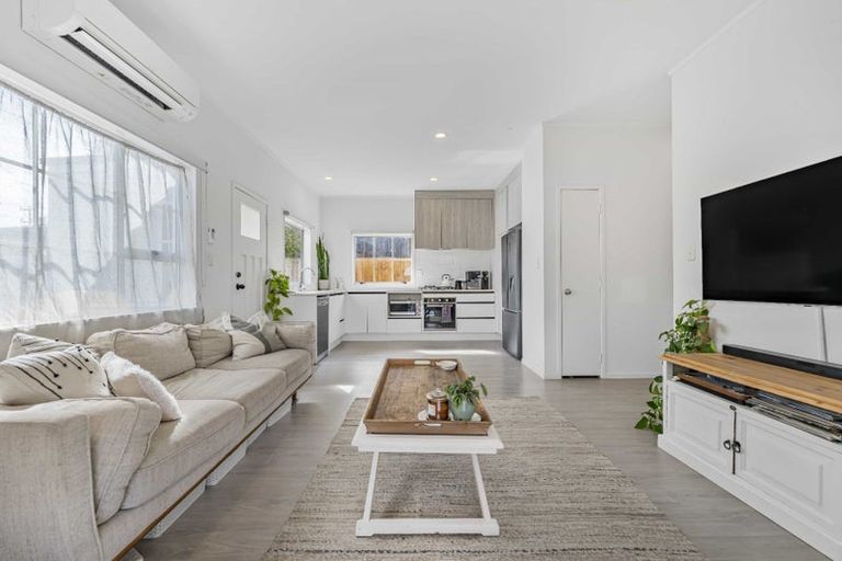 Photo of property in 2/56 Northcote Road, Northcote, Auckland, 0627