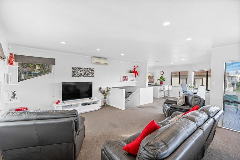 Photo of property in 2/1 Bluefin Way, West Harbour, Auckland, 0618