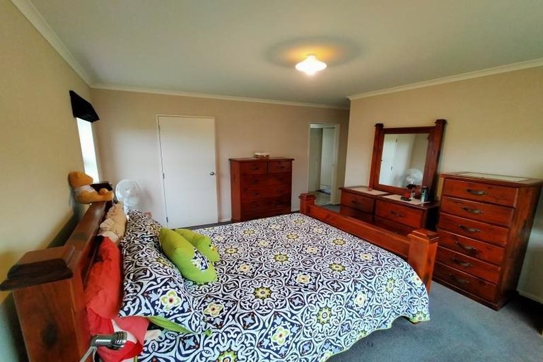 Photo of property in 52 Geneva Terrace, Kelvin Grove, Palmerston North, 4414