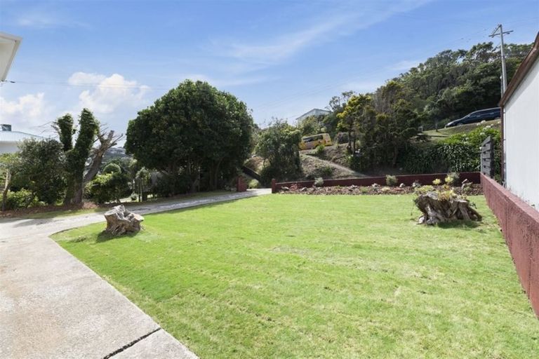 Photo of property in 36 Miles Crescent, Newlands, Wellington, 6037