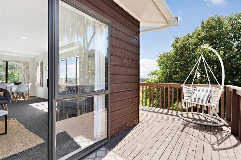 Photo of property in 2/148 Sunset Road, Unsworth Heights, Auckland, 0632