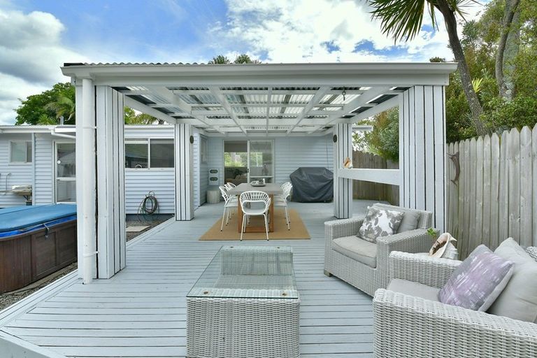 Photo of property in 18 Walton Street, Red Beach, 0932