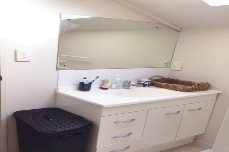 Photo of property in 2/114 Seaview Road, Glenfield, Auckland, 0629