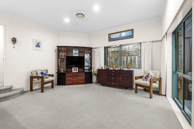 Photo of property in 16 Sherwood Grove, Northcross, Auckland, 0630