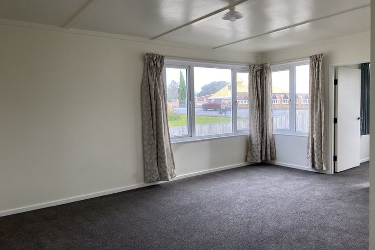 Photo of property in 3190 Great North Road, New Lynn, Auckland, 0600