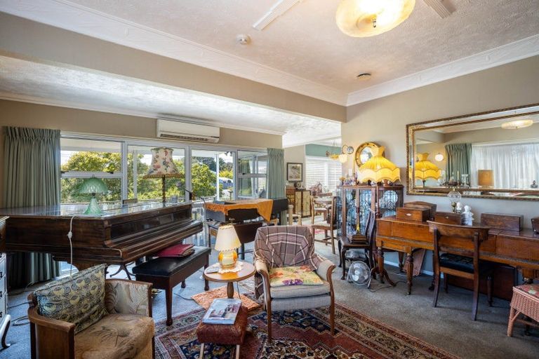 Photo of property in 32 Queens Road, Glen Avon, New Plymouth, 4312