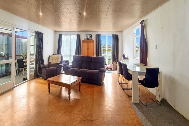 Photo of property in 100 Alexandra Street, Marton, 4710