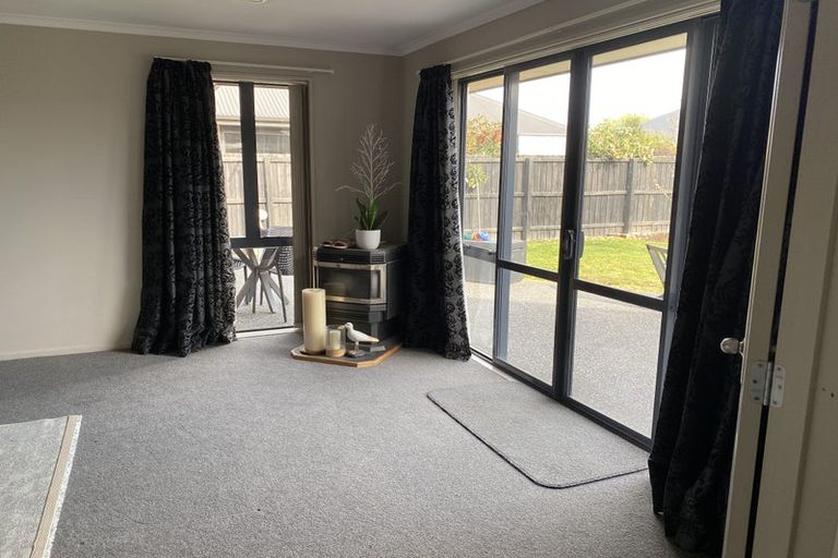 Photo of property in 22 Linkwater Way, Parklands, Christchurch, 8083