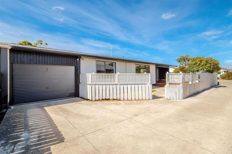 Photo of property in 8a Queenspark Drive, Parklands, Christchurch, 8083