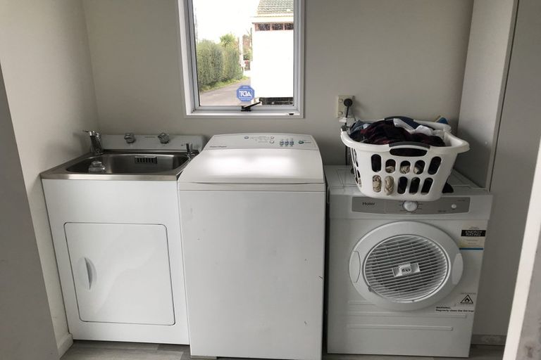 Photo of property in 28 Rewarewa Road, Te Atatu Peninsula, Auckland, 0610