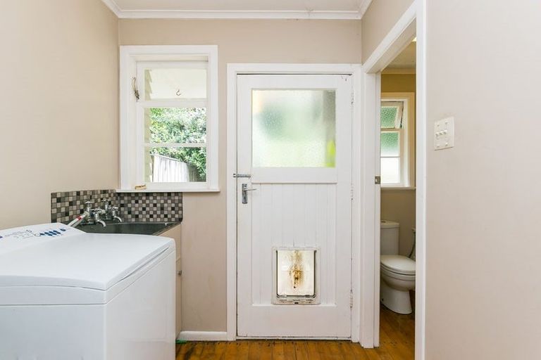 Photo of property in 165 Newlands Road, Newlands, Wellington, 6037