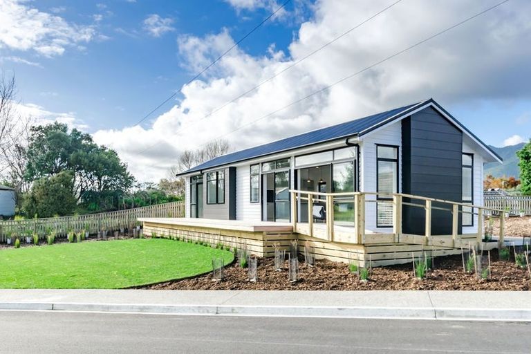 Photo of property in 42 Parkwood Avenue, Westgate, Auckland, 0614