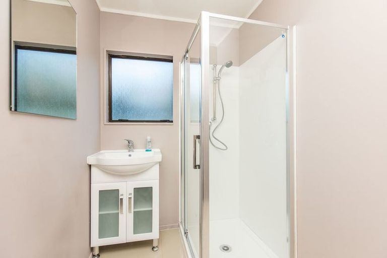 Photo of property in 1/21 Lowtherhurst Road, Massey, Auckland, 0614