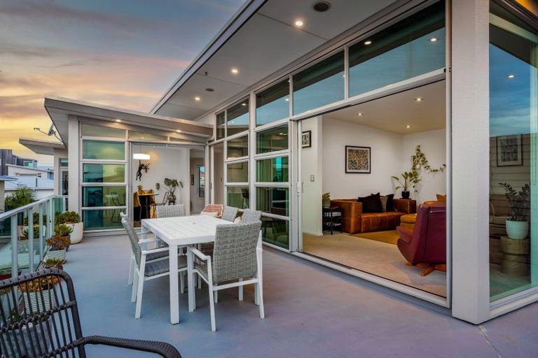 Photo of property in 2/5 Beach Street, Fitzroy, New Plymouth, 4312