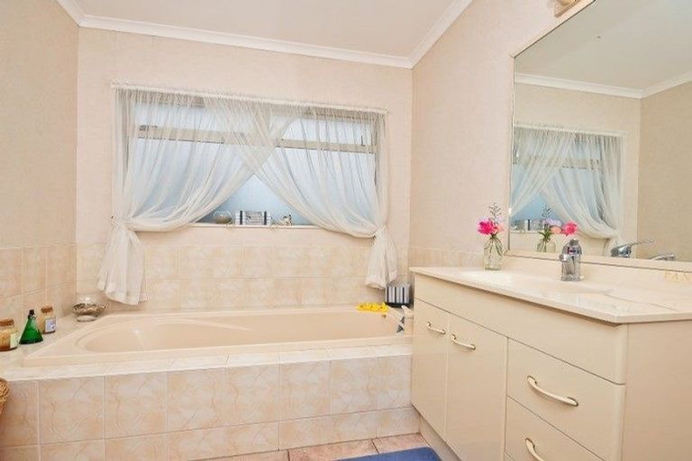 Photo of property in 8 Hollinger Place, Nawton, Hamilton, 3200