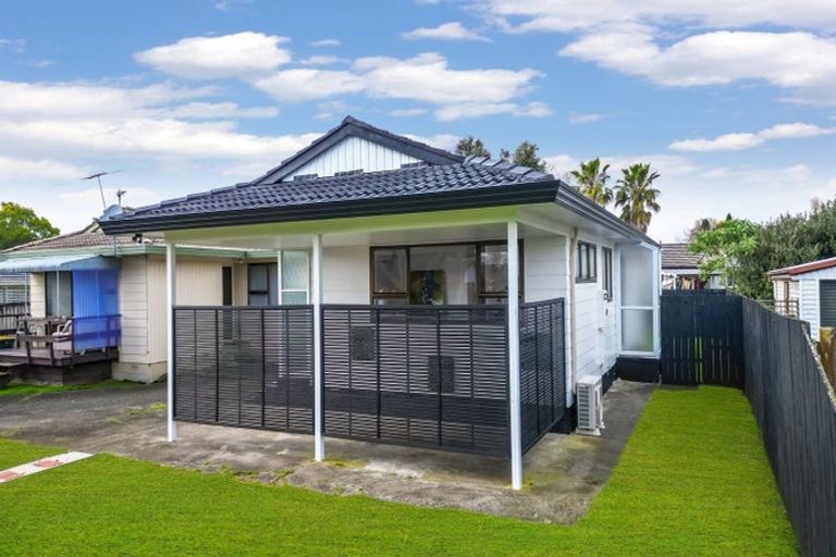 Photo of property in 2/8 Kirrama Place, Conifer Grove, Takanini, 2112