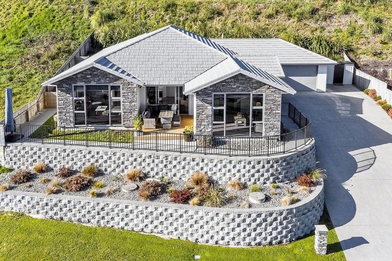 Photo of property in 99 Kakariki Grove, Waikanae, 5036