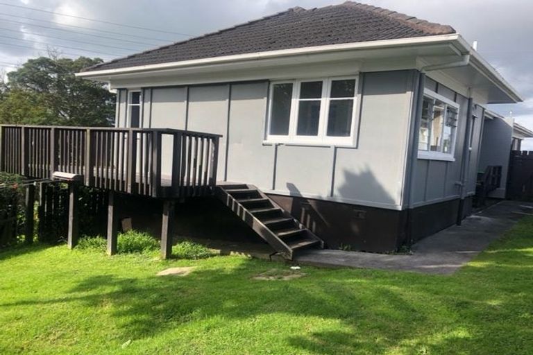 Photo of property in 112 Tirimoana Road, Te Atatu South, Auckland, 0602
