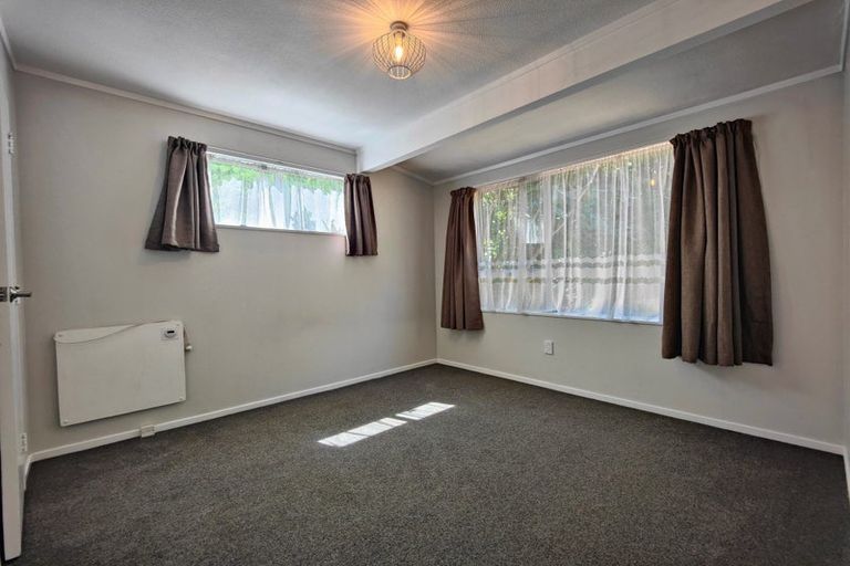 Photo of property in 5a Robert Street, Newlands, Wellington, 6037