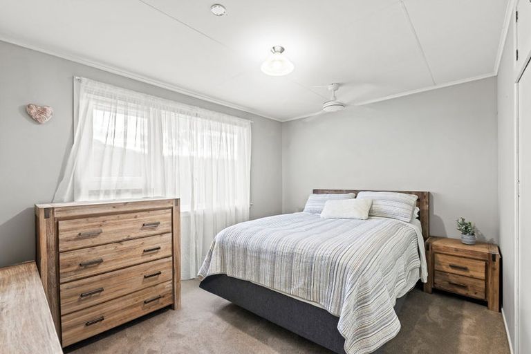 Photo of property in 21 La Perouse Place, Northcote, Christchurch, 8052