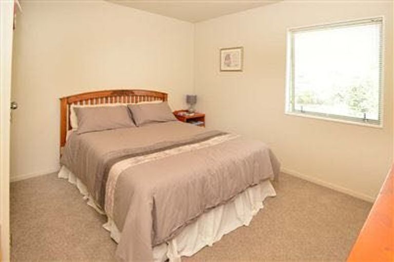 Photo of property in 2 Tyrico Close, Unsworth Heights, Auckland, 0632