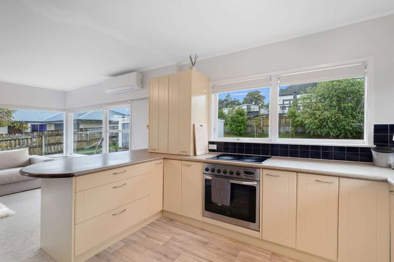 Photo of property in 2/8 Wykeham Place, Glenfield, Auckland, 0629