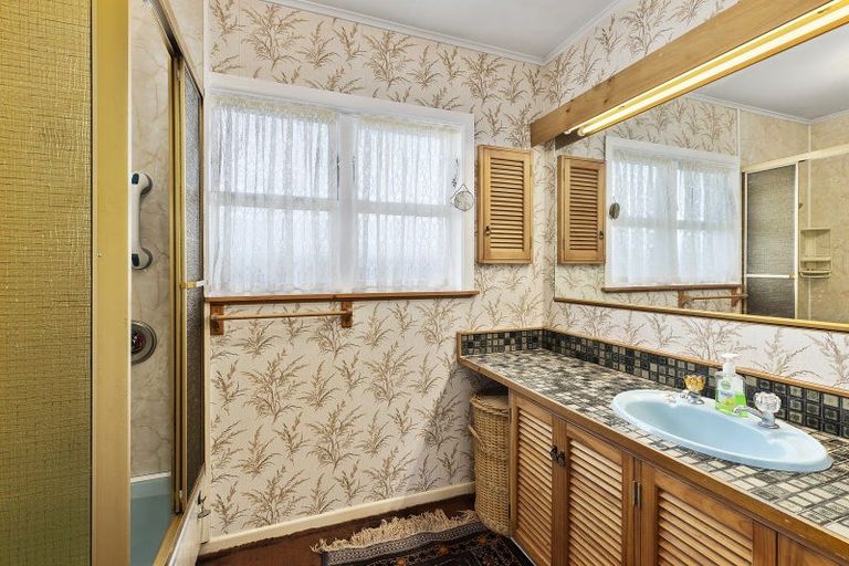 Photo of property in 16 Stewart Drive, Newlands, Wellington, 6037