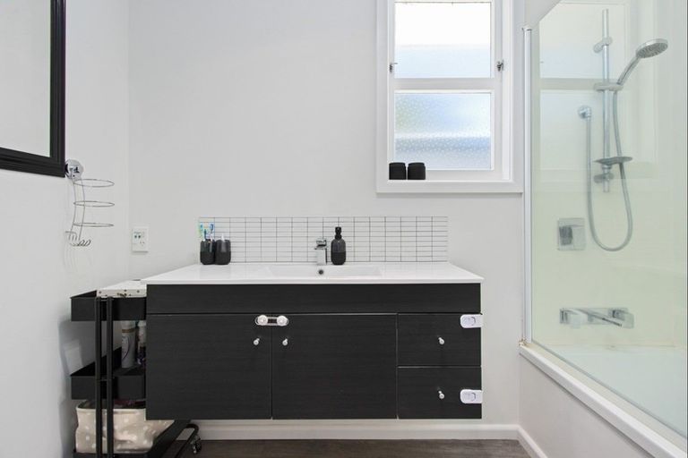Photo of property in 17 Gardiner Place, Havelock North, 4130