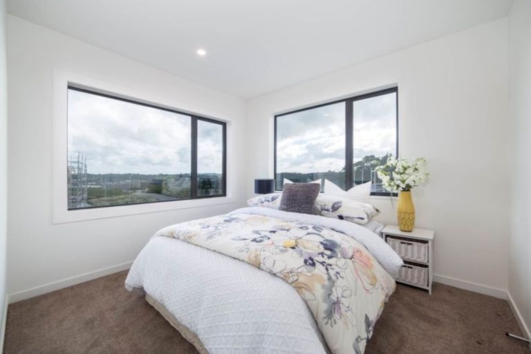 Photo of property in 128 Mcclymonts Road, Oteha, Auckland, 0632