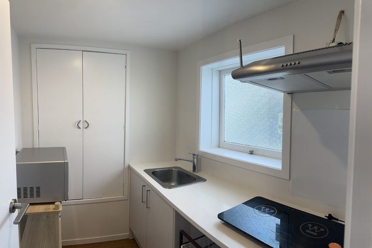 Photo of property in 4 Santa Rosa Terrace, Forrest Hill, Auckland, 0620