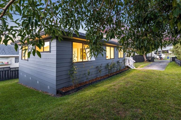 Photo of property in 11 Halloran Place, Massey, Auckland, 0614