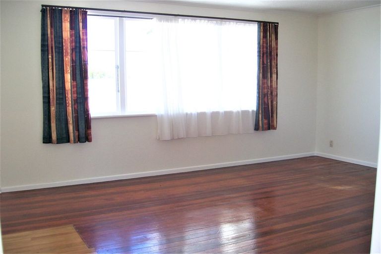 Photo of property in 72 Ruskin Road, Newlands, Wellington, 6037