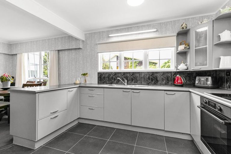 Photo of property in 1/6 Mahuta Grove, Northcote, Auckland, 0627