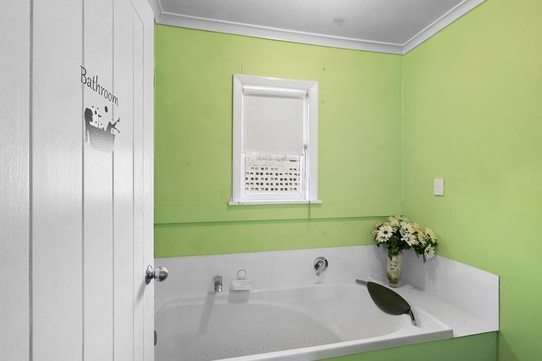 Photo of property in 95 Pioneer Road, Moturoa, New Plymouth, 4310