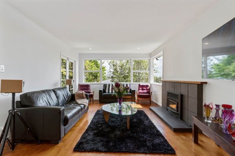 Photo of property in 4 Longfellow Parade, Glen Eden, Auckland, 0604
