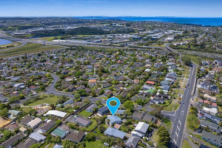 Photo of property in 2/136 Sunset Road, Unsworth Heights, Auckland, 0632