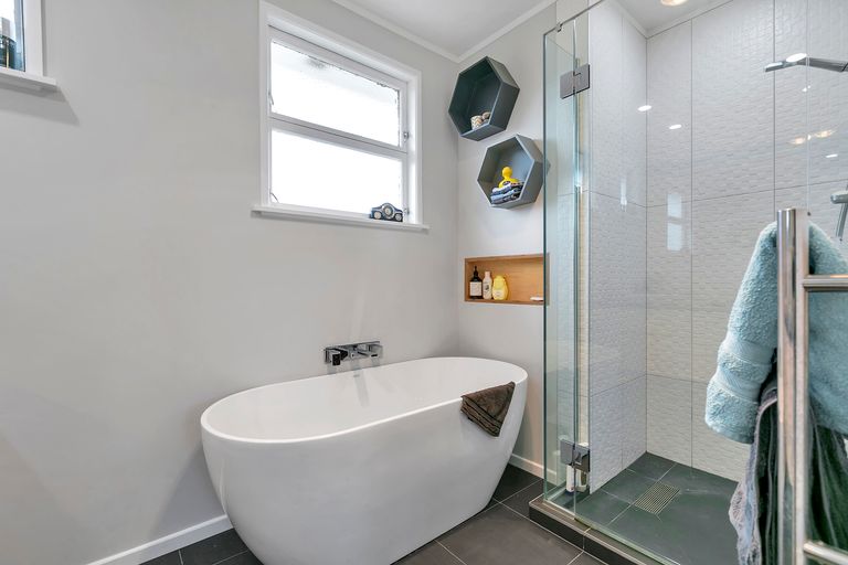 Photo of property in 43 Maude Street, Riverhead, 0820