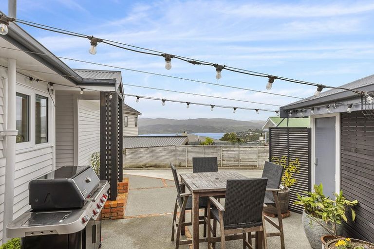 Photo of property in 92 Kahu Road, Paremata, Porirua, 5024