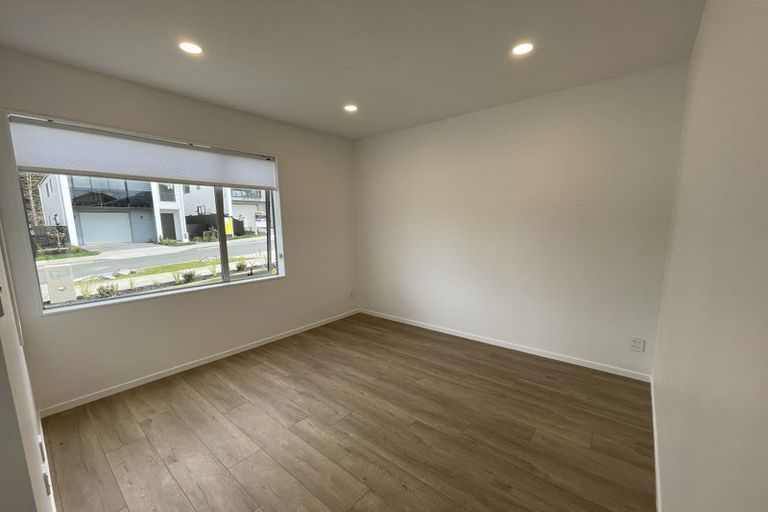 Photo of property in 17 Paparahi Place, Wainui, 0992