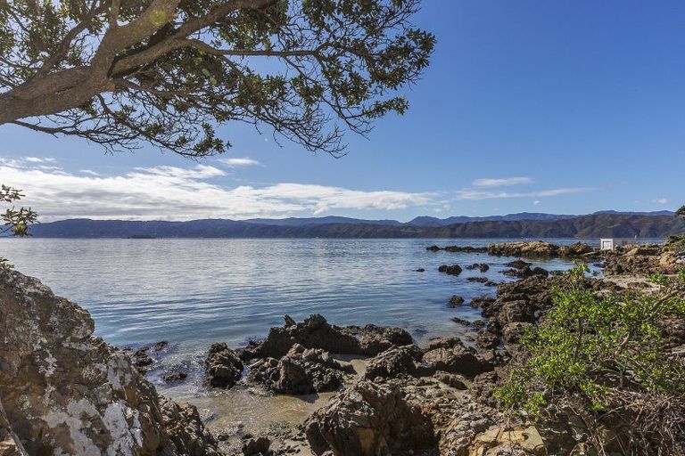 Photo of property in 353a Karaka Bay Road, Karaka Bays, Wellington, 6022
