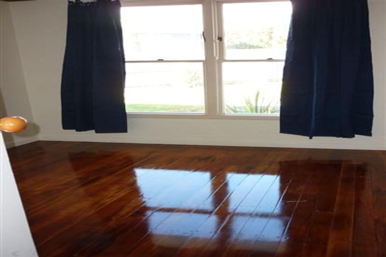 Photo of property in 8 Serjeant Street, Henderson, Auckland, 0612