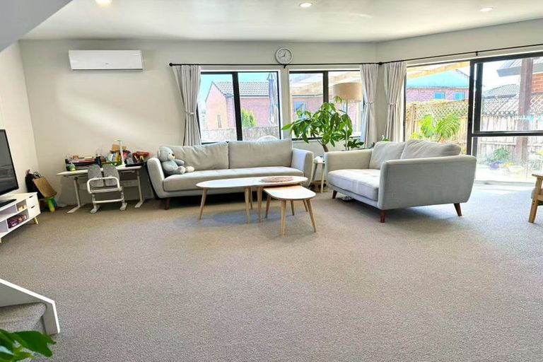 Photo of property in 37 Fields Parade, Oteha, Auckland, 0632