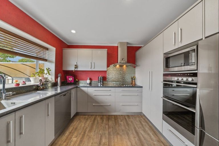 Photo of property in 33 Heta Road, Highlands Park, New Plymouth, 4312