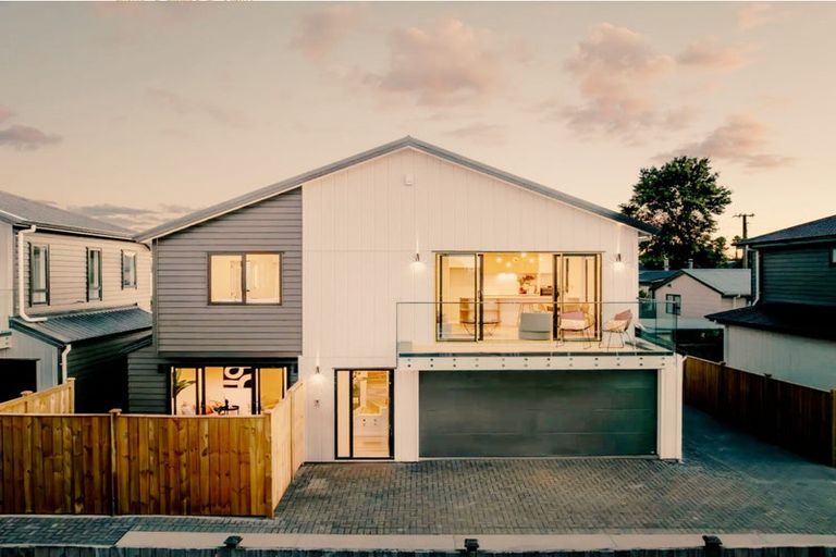 Photo of property in 3b Dawnhaven Drive, Te Atatu Peninsula, Auckland, 0610