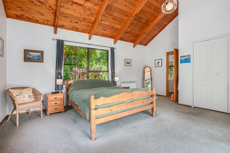 Photo of property in 104 Airlie Road, Plimmerton, Porirua, 5026